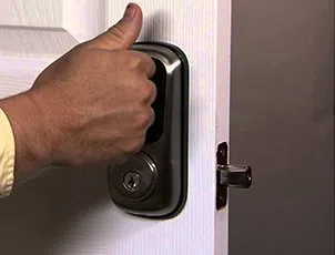 Lock Locksmith Tech Louisville, KY 502-430-2338 - 24-7-locksmith-key-service
