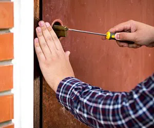 Lock Locksmith Tech Louisville, KY 502-430-2338 - garage-door-locks
