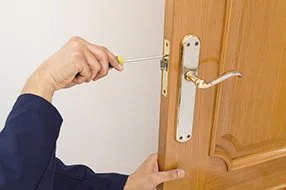 Lock Locksmith Tech Louisville, KY 502-430-2338 - lock-changing